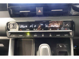 【左右独立温度コントロールエアコン】運転席・助手席で別々に快適さを得られるように、空調にもきめ細やかな配慮をしています。オート機能なので一度、気温を設定すれば自動的に過ごし易い温度に調整してくれます