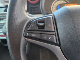 【ステアリングスイッチ】ステアリングスイッチは運転姿勢や視線を崩さずに操作が可能です。左側にはオーディオ類があります。