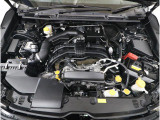 スバルと言えば水平対向エンジン。車体の低い位置に搭載されているため、衝突時にはエンジンルーム下部に潜り込み、室内の乗員の安全性向上に寄与します。