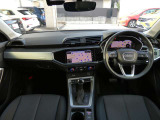 先進テクノロジーと機能性、デザインが見事に調和するAudi Q3のインテリア。運転席と助手席を取り囲むラップアラウンドデザインによって開放的なゆとりを感じさせてくれます。