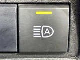 【オートマチックハイビーム(AHB)】フロントウインドウガラス上部に設置された前方カメラにより、前方車両のランプや街路灯などの明るさを判定し、自動的にハイビームとロービームを切り換えてくれます!