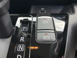 ブレーキのオートホールド機能がありますのでブレーキから脚を離しても止まった状態をキープします
