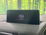【10.25インチマツダコネクト】車内の雰囲気にマッチした大型ディスプレイ。スマホ接続でのナビ使用やBluetooth再生等、様々な機能が楽しめます。直感的なダイヤル操作が可能で、使い勝手も良好です。