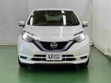 ディスチャージヘッドライト【HID】を装備していますのでとても明るく、夜間の走行や雨の日も安全・安心です。オートライトコントロール付きで周囲の明るさに応じて自動で点灯・消灯します。