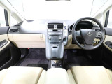 上質で落ち着いた印象のインパネ。視界も広々で運転しやすいです。