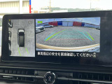 上空から見下ろしているかのような映像をディスプレイに映し出し、スムースな駐車をサポートします。画面は「トップビュー」のほか「サイドブラインドビュー」への切り換えが可能。ますます安心です