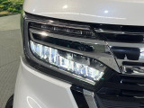 【LEDヘッドライト】悪天候や夜間走行時も良好な視界を確保し安心して運転できる高輝度LEDヘッドライトを装備!点灯速度が早く、消費電力も抑えられています。