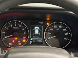 様々な車両情報を表示できるTFTマルチインフォメーションディスプレイを中央に配した視認性の高い大型2眼メーターです
