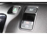電子制御パーキングブレーキ。ブレーキホールドをONにすれば、ブレーキペダルから足を離しても、停車状態が続きます。アクセルを踏めばブレーキが自動で解除され、発進が可能。信号待ちの間などに便利な機能です。