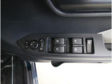 運転席には、ドアミラーの開閉および角度調整、集中ドアロック機能、さらには全ウィンドーの開閉操作を可能にするスイッチが一つに集約。運転中でもスムーズかつ効率的に操作でき、安全性と快適性に役立っています。