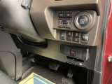 運転席周辺にある各種スイッチ画像です。電動スライドドアの開閉操作やエンジンスタートボタン、駐車支援システム関連のスイッチが装備されています(^^)