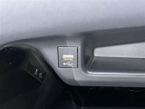 充電用USB端子付き。スマートフォンなどの充電に便利です。