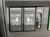 【両側パワースライドドア】スマートキーや運転席のスイッチで後席両側スライドドアの開閉が可能♪電動だから力を入れてドアを開ける必要が無く、小さなお子様でも簡単に開け閉めでき快適です♪