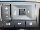 ステアリングオーディオコントロールスイッチ。オーディオの音量、ラジオ/テレビのチャンネル選局等をステアリングから手を離す事無く操作する事が出来ます。