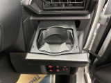 運転席と助手席には、格納式のドリンクホルダーが装備されています。