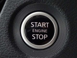 【プッシュスタート】キーが車内にあれば、エンジンの始動・停止はブレーキを踏んでスイッチを押すだけ!キーを取り出す手間を省き、ワンプッシュで操作するので簡単でスムーズ!