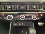 運転席と助手席にシートヒーターが付いています☆寒い時期に腰周りを温めてくれるので体全体が温まりやすいのは勿論、暖房と違い顔に風が当たらないので、乾燥肌やドライアイの方でも大丈夫☆