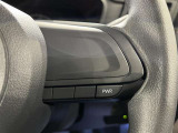 ステアリングスイッチ付きで、運転中に視線を前に向けたまま操作できます。