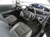 シンプルで使いやすいデザインの運転席です。