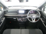 ■黒を基調としたスタイリッシュなデザインの運転席です。エマージェンシーブレーキ、踏み間違い防止などの安心装備付き!