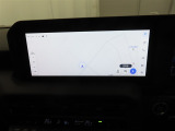 ディスプレイオーディオにナビ機能が設定されています。簡単な操作で行き先を入力することができ、音声で目的地まで案内してくれます。初めて訪れる場所も安心です。