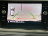 ギアをリバースに入れると車両後方の映像を映し出します。画面にはガイドラインが表示され、車庫入れや縦列駐車などの際に安全確認をサポートします。