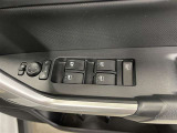 パワーウィンドウスイッチで運転席から全席の窓の開閉ができます♪