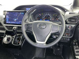 運転席まわりです。 各操作スイッチは使いやすい位置に配置されてます。