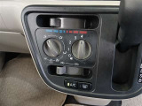 シンプルで使いやすいマニュアルエアコン。適切に操作することで快適な車内環境を保つことができます。
