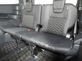便利な5:5分割可倒式シートです。収納と乗車人数のバランスに優れています♪荷物の大きさに応じたラゲージスペースをフレキシブルに作り出せるので、シーンに応じた使い方ができます♪