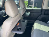 運転席と助手席のシートバックに収納式のトレイ付きドリンクホルダーを装備しています。ドライブの時など便利です。