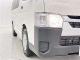 明るいライトが夜道を明るく照らしてくれます。 運転する上で、道路状況をいかに早く認識できるか重要なポイントです。 白色光が暗い道も明るく照らしてくれますよ。