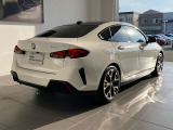 スポーティなリアデザインとワイドなスタンスがBMWらしい力強さを感じさせます。