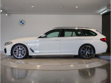 【拘りのFR】BMWが多く採用するFR車。ダイレクトでスポーティな加速感・シャープなハンドリングを実現。縦置きエンジンレイアウトにより、フラットで上質な乗り味です。