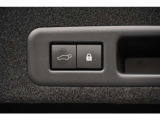 【クローザー】 スイッチを押すと電動でバックドアが閉まります。