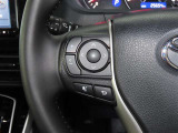 ステアリングスイッチ付きで、運転中に視線を前に向けたまま操作できます。
