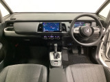 車内は光触媒抗菌消臭施工済です。インパネ周りはスタイリッシュなデザインで機能や装備も充実しています。グローブボックスやカップホルダーのほかにトレーなどたくさんの収納スペースが付いています。