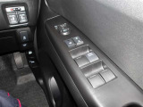 パワーウィンドウスイッチで運転席から全席の窓の開閉ができます。