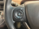 ステアリングにオーディオ操作スイッチが付いています。オーディオ画面に直接タッチしなくても操作が出来ますので、運転に集中できます。