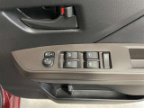 パワーウィンドウスイッチで運転席から全席の窓の開閉ができます♪
