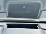【ヘッドアップディスプレイ】車のフロントガラスや透明な板に、速度やナビなどの情報を映し出す装置です!
