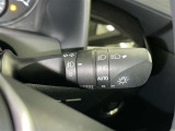【オートライト】車外の明るさに応じて、自動的にライトの点灯・消灯をしてくれます。