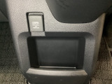 アクセサリーソケットはUSBのアダプターなどをつければ、スマホの充電にも使えます。周辺には物が置けるボックスがついています。