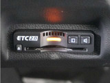 ◆ETC2.0装着◆進化したドライブ体験。料金収受システムだけだったETCが生まれ変わって、高速道路を賢く使うETC2.0に進化しました。多彩な情報サービスが便利で快適なドライブ体験を提供します。