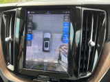 【360&deg;ビューカメラ】4台の高解像度カメラで360度の鳥瞰図を表示。隣の車や壁、死角にある障害物などを画面で確認できるため、狭いスペースでの駐車・出入りも安心です。