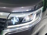 【LEDヘッドライト】悪天候や夜間走行時も良好な視界を確保し安心して運転できる高輝度LEDヘッドライトを装備!点灯速度が早く、消費電力も抑えられています。