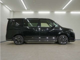 リアには左右スライドドアを採用。狭い駐車場でも開閉しやすく、強風の日でもドアが煽られにくくなっております。小さなお子さまやご年配の方も安心して乗り降りできます。