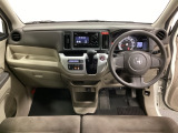 車内は光触媒抗菌消臭施工済です。スタイリッシュなデザインで暖かみのあるインパネ周りを演出します。グローブボックスやカップホルダーのほかにトレーなどたくさんの収納スペースが装備されています。
