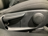運転席にはドライバーの体型や好みに応じて前後方向だけでなく、高さの調整ができるシートリフターを装備!