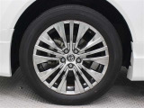 19インチアルミホイール(スーパークロームメタリック塗装)が装着されています。タイヤサイズ225/55R19